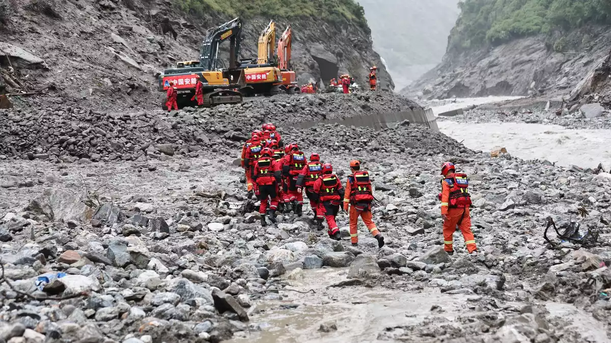 Die Retter arbeiten sich vorsichtig durch Gebiete, in denen Verschüttete vermutet werden. - Bild: Jiang Fan/XinHua/dpa
