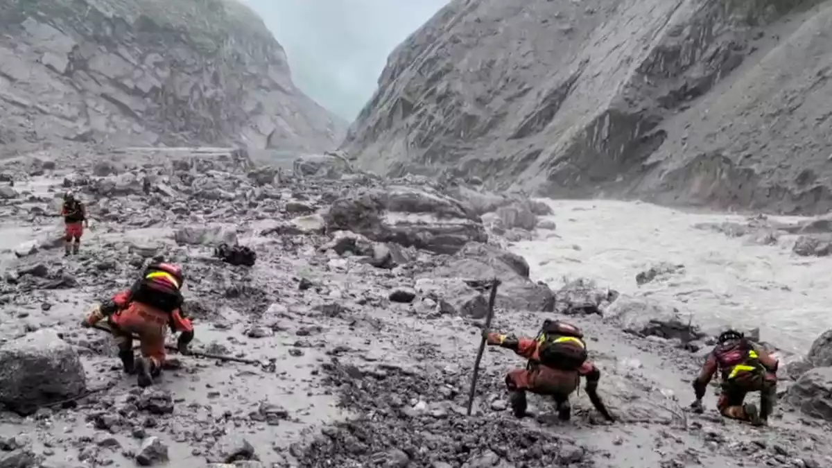 Am dritten Tag nach der Katastrophe laufen die Rettungsarbeiten weiter.  - Bild: XinHua/dpa
