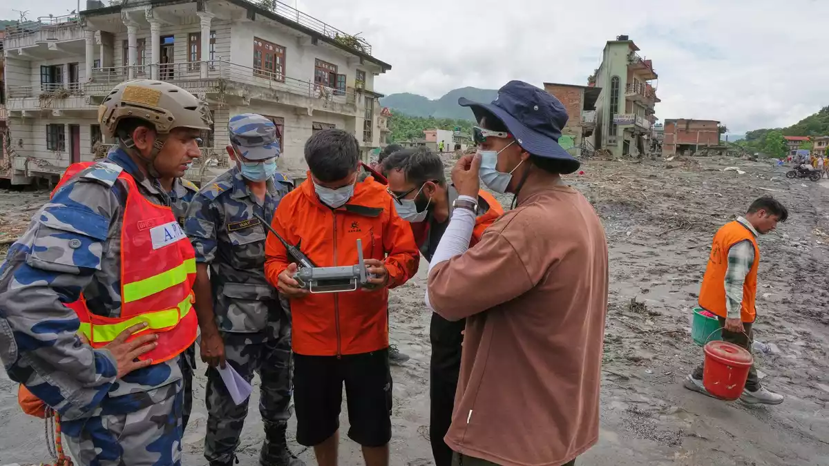 Die Einsatzkräfte arbeiten unter schwierigsten Bedingungen. - Bild: Rajesh Kumar Singh/AP/dpa