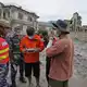 Die Einsatzkräfte arbeiten unter schwierigsten Bedingungen. - Bild: Rajesh Kumar Singh/AP/dpa