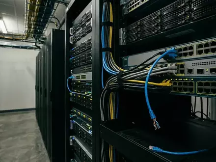 Durchtrenntes Netzwerkkabel an einem Server-Rack in einem Rechenzentrum als Symbol für die Abwehr eines Cyberangriffs. - Foto: über boerse-global.de