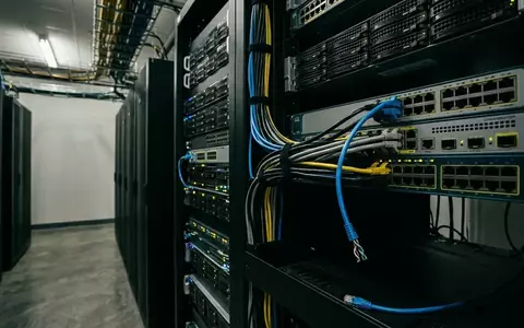 Durchtrenntes Netzwerkkabel an einem Server-Rack in einem Rechenzentrum als Symbol für die Abwehr eines Cyberangriffs. - Foto: über boerse-global.de
