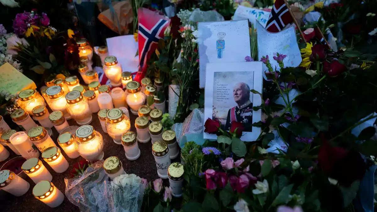Im ganzen Land werden Kirchen und Kathedralen zum Ort der Trauer.  - Bild: Cornelius Poppe/NTB/dpa