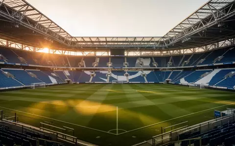 Ein leeres Fußballstadion in Nordrhein-Westfalen bei Sonnenuntergang mit Blick auf das gepflegte Spielfeld. - Foto: über boerse-global.de