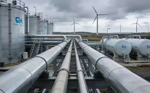 Moderne Wasserstoff-Produktionsanlage mit Windkraftanlagen in einer industriellen Landschaft in Northumberland. - Foto: über boerse-global.de