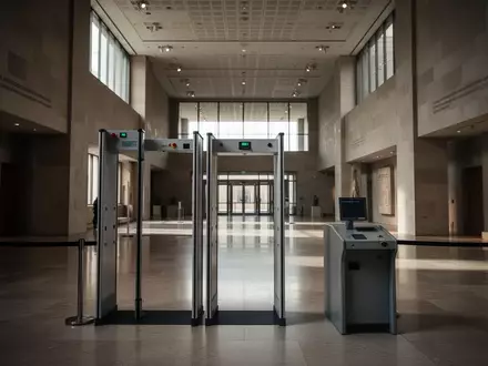 Sicherheitskontrollbereich mit Metalldetektoren im Eingangsbereich eines modernen Museums. - Foto: über boerse-global.de