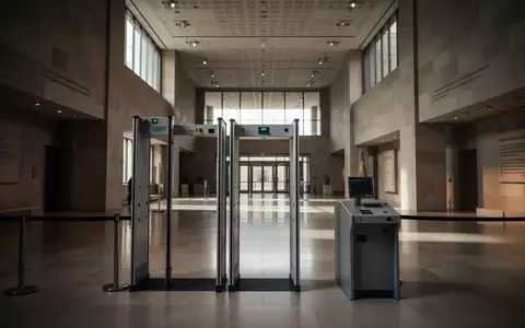 Sicherheitskontrollbereich mit Metalldetektoren im Eingangsbereich eines modernen Museums. - Foto: über boerse-global.de