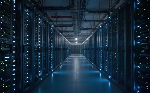 Reihen von Server-Racks in einem modernen Rechenzentrum bei bläulicher Beleuchtung. - Foto: über boerse-global.de