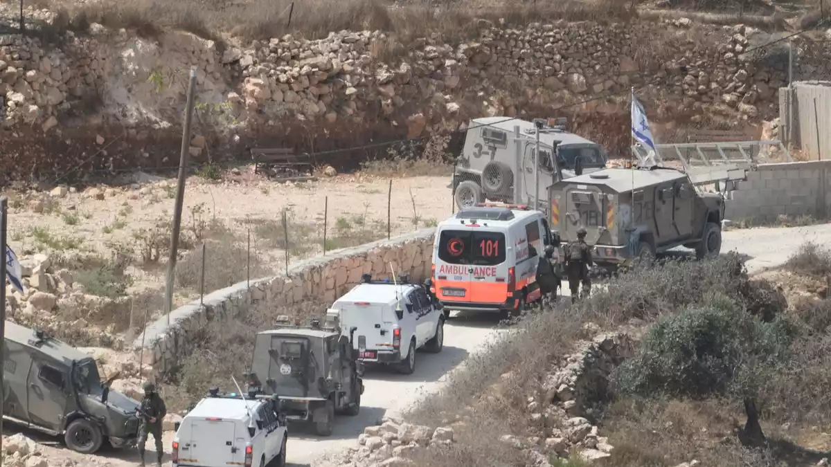 Israelische Soldaten und Krankenwagen am Ort eines neuen Angriffs israelischer Siedler in einem palästinensischen Dorf.  - Bild: Majdi Mohammed/AP/dpa