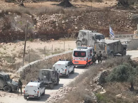 Israelische Soldaten und Krankenwagen am Ort eines neuen Angriffs israelischer Siedler in einem palästinensischen Dorf.  - Foto: Majdi Mohammed/AP/dpa