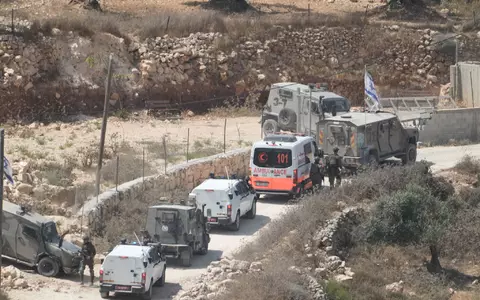 Israelische Soldaten und Krankenwagen am Ort eines neuen Angriffs israelischer Siedler in einem palästinensischen Dorf.  - Foto: Majdi Mohammed/AP/dpa