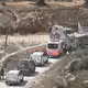 Israelische Soldaten und Krankenwagen am Ort eines neuen Angriffs israelischer Siedler in einem palästinensischen Dorf.  - Bild: Majdi Mohammed/AP/dpa