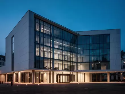 Außenansicht des Europa-Gebäudes in Brüssel bei Dämmerung, moderne Architektur mit Glasfassade. - Foto: über boerse-global.de