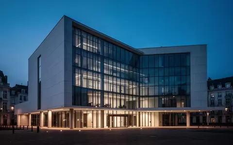 Außenansicht des Europa-Gebäudes in Brüssel bei Dämmerung, moderne Architektur mit Glasfassade. - Foto: über boerse-global.de