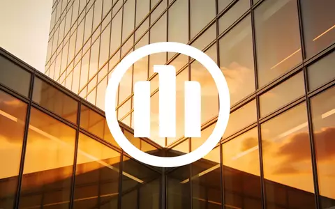 Abstraktes, modernes Bürogebäude in der Abendsonne als Symbol für internationale Versicherungspartnerschaften. - Foto: über boerse-global.de
