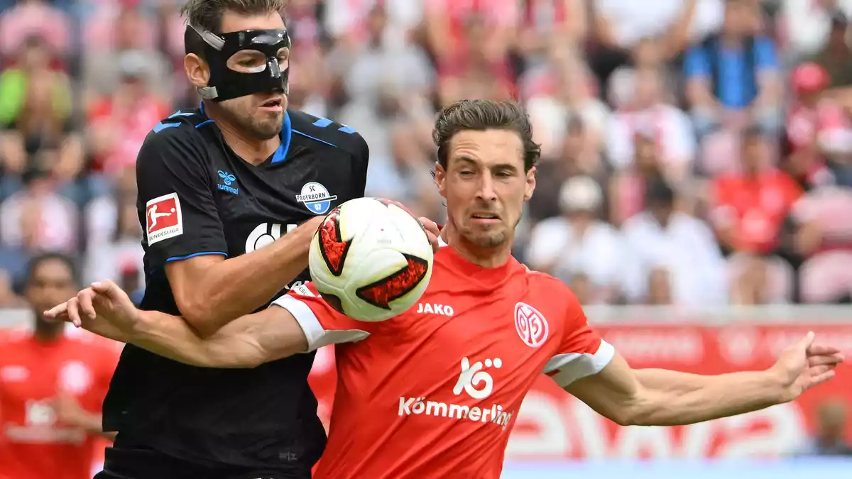 Paderborns Pieringer und Kohr von Mainz 05 lieferten sich ein umkämpftes Duell. - Bild: Torsten Silz/dpa