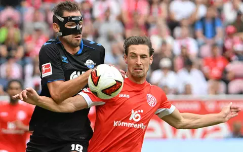 Paderborns Pieringer und Kohr von Mainz 05 lieferten sich ein umkämpftes Duell. - Foto: Torsten Silz/dpa