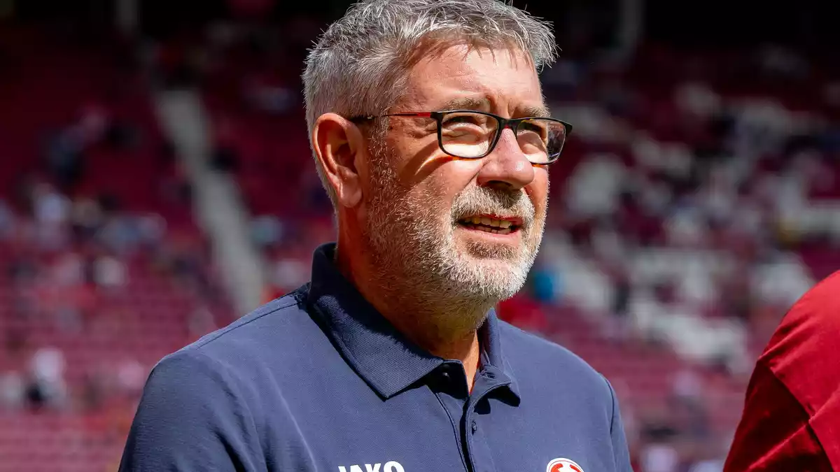 Urs Fischer geht in seine erste volle Saison als Trainer von Mainz 05. - Bild: Torsten Silz/dpa