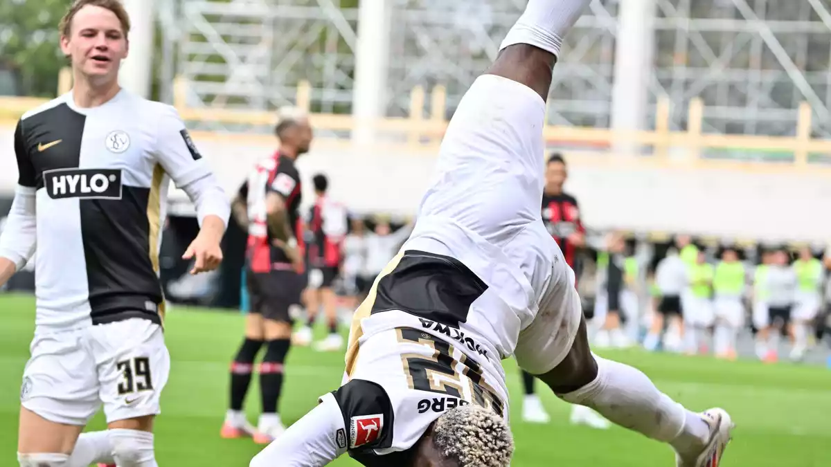 Elversberg steht Kopf: David Mokwa feiert das 3:0 gegen Leverkusen.  - Bild: Harald Tittel/dpa