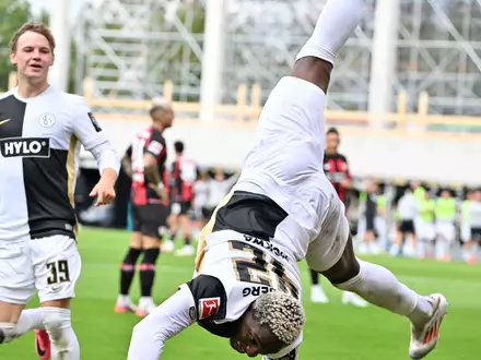 Elversberg steht Kopf: David Mokwa feiert das 3:0 gegen Leverkusen.  - Foto: Harald Tittel/dpa