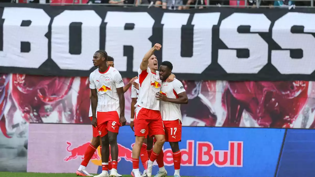 Ridle Baku (r-l, RB Leipzig) jubelt über seinen 1:0-Führungstreffer mit Brajan Gruda und Ezechiel Banzuzi. - Bild: Jan Woitas/dpa