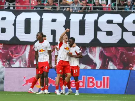 Ridle Baku (r-l, RB Leipzig) jubelt über seinen 1:0-Führungstreffer mit Brajan Gruda und Ezechiel Banzuzi. - Foto: Jan Woitas/dpa