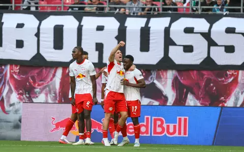 Ridle Baku (r-l, RB Leipzig) jubelt über seinen 1:0-Führungstreffer mit Brajan Gruda und Ezechiel Banzuzi. - Foto: Jan Woitas/dpa