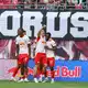 Ridle Baku (r-l, RB Leipzig) jubelt über seinen 1:0-Führungstreffer mit Brajan Gruda und Ezechiel Banzuzi. - Bild: Jan Woitas/dpa