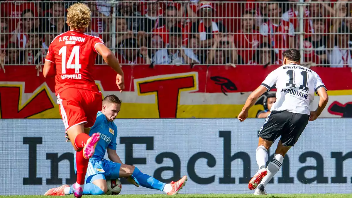 Frankfurts Stürmer Ebnoutalib war am ersten Spieltag treffsicher. - Bild: Julius Frick/dpa