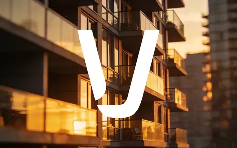 Moderne Wohnhausfassade bei Sonnenuntergang als Symbol für den Immobilienmarkt - Foto: über boerse-global.de