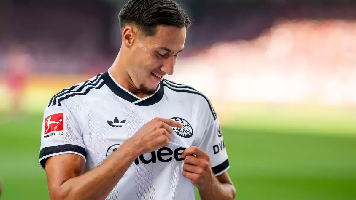 Drei Tore zum Saisonauftakt: Younes Ebnoutalib ist der Eintracht-Mann des Spiels.  - Bild: Julius Frick/dpa