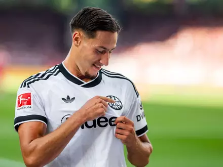 Drei Tore zum Saisonauftakt: Younes Ebnoutalib ist der Eintracht-Mann des Spiels.  - Foto: Julius Frick/dpa