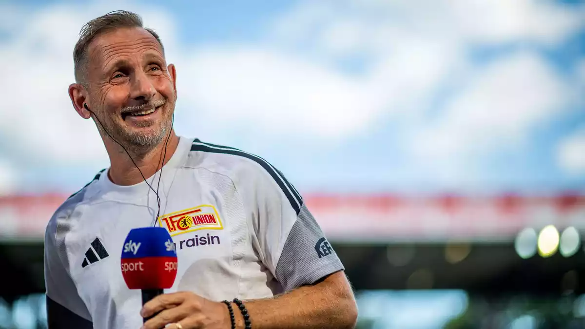 Vor Anpfiff gute Laune: Union Berlins Trainer Mauro Lustrinelli. - Bild: Julius Frick/dpa