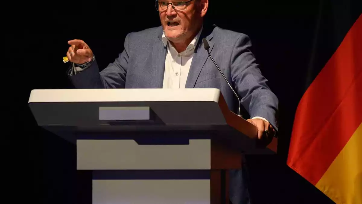 AfD-Landeschef Martin Reichardt wettert unter großem Jubel gegen «Vater Staat».  - Bild: Klaus-Dietmar Gabbert/dpa