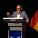 AfD-Landeschef Martin Reichardt wettert unter großem Jubel gegen «Vater Staat».  - Bild: Klaus-Dietmar Gabbert/dpa