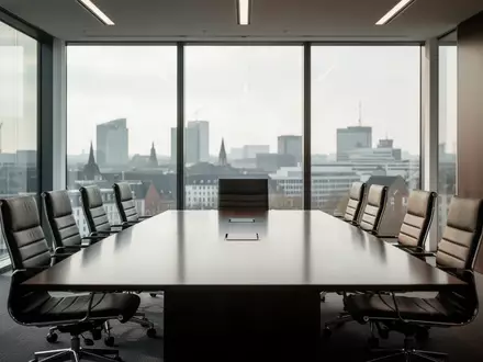 Moderner, leerer Konferenzraum in einem Bürogebäude mit einem großen Holztisch und Blick auf eine Stadtkulisse. - Foto: über boerse-global.de