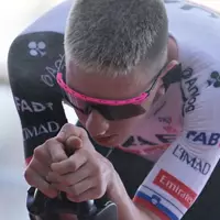 Tadej Pogacar muss nach einem Sturz bei der Vuelta aufgeben. (Archivbild) - Foto: Philippe Magoni/AP/dpa