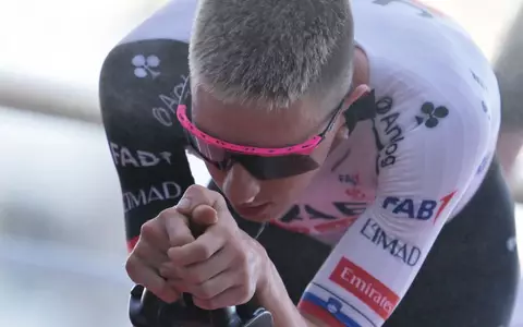 Tadej Pogacar muss nach einem Sturz bei der Vuelta aufgeben. (Archivbild) - Foto: Philippe Magoni/AP/dpa