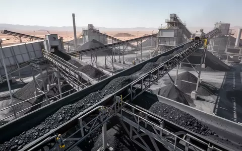 Moderne industrielle Graphit-Verarbeitungsanlage mit Förderbändern bei Tageslicht. - Foto: über boerse-global.de