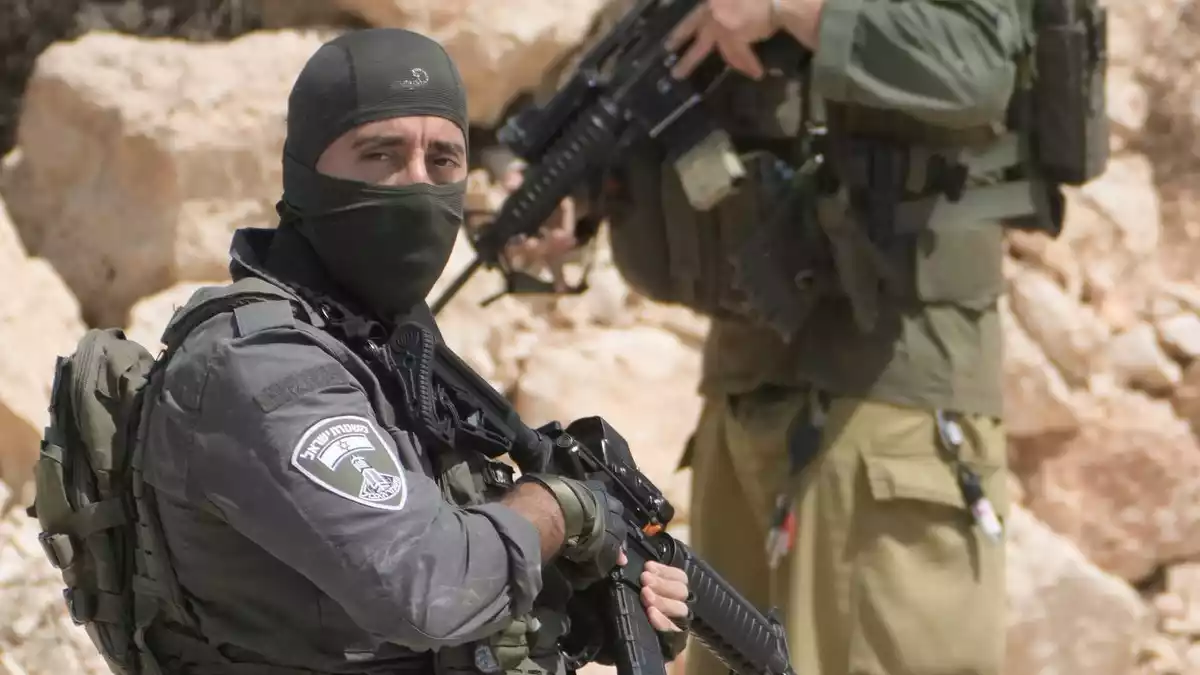 Israelische Sicherheitskräfte am Ort eines Angriffs israelischer Siedler auf Palästinenser im Westjordanland.  - Bild: Majdi Mohammed/AP/dpa