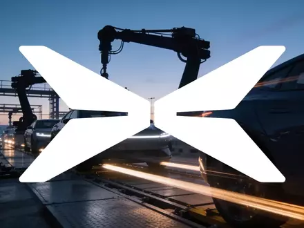 Abstrakte Darstellung einer modernen Elektroauto-Fertigung bei Dämmerung mit Fokus auf technologische Präzision. - Foto: über boerse-global.de