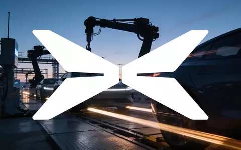 Abstrakte Darstellung einer modernen Elektroauto-Fertigung bei Dämmerung mit Fokus auf technologische Präzision. - Foto: über boerse-global.de