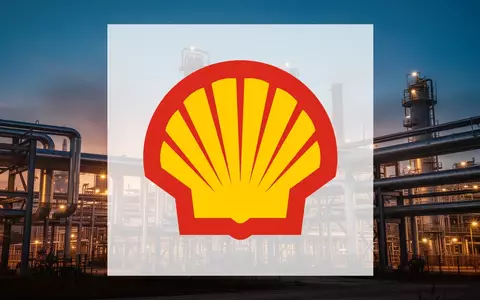 Moderne Industrieanlage einer Ölraffinerie bei Dämmerung mit stimmungsvoller Beleuchtung. - Foto: über boerse-global.de