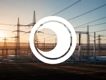 Moderne Energieinfrastruktur und Hochspannungsleitungen bei Sonnenuntergang als Symbol für den Energiesektor. - Foto: über boerse-global.de