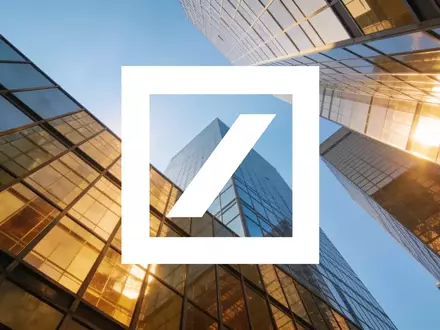 Moderne Glasfassade eines Bürogebäudes vor blauem Himmel als Symbol für finanzielle Stabilität. - Foto: über boerse-global.de