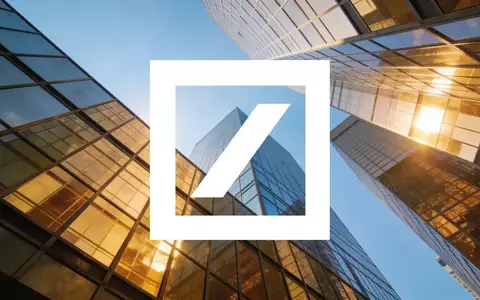Moderne Glasfassade eines Bürogebäudes vor blauem Himmel als Symbol für finanzielle Stabilität. - Foto: über boerse-global.de