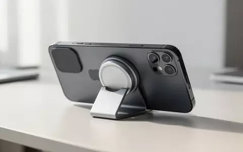 Ein minimalistischer MagSafe-Grip und Ständer an der Rückseite eines iPhones auf einer hellen Schreibtischoberfläche. - Foto: über boerse-global.de