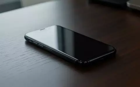 Ein dunkles Smartphone auf einem Holztisch, das stellvertretend für Datenschutzrisiken bei mobilen VPN-Apps steht. - Foto: über boerse-global.de