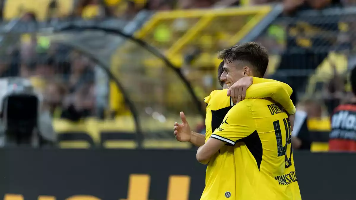 Giannis Konstantelias (r) tat dem Spiel des BVB sehr gut. - Bild: Fabian Strauch/dpa