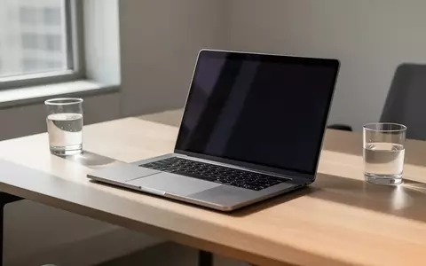Ein moderner, aufgeräumter Büroarbeitsplatz mit einem Laptop auf einem Holztisch bei natürlichem Lichteinfall. - Foto: über boerse-global.de
